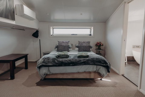 Lazy River Estate Boat House Villa - Sydneys Hotel 1