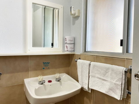 Limestone Coast Tourist Park - Sydneys Hotel 0