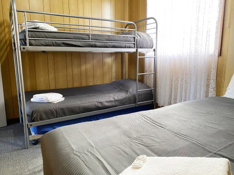 Limestone Coast Tourist Park - Sydneys Hotel 1