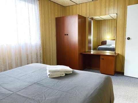 Limestone Coast Tourist Park - Sydneys Hotel 2