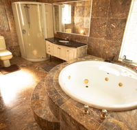 Luxuary self-contained living with Spa. - Sydneys Hotel