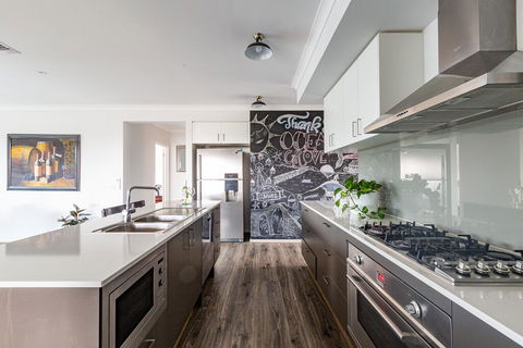 Luxury Escape In Ocean Grove - Sydneys Hotel 1