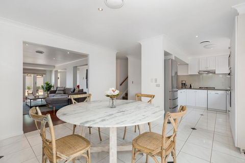 Luxury Family-size Home In Smart Beachside Suburb - Sydneys Hotel 1