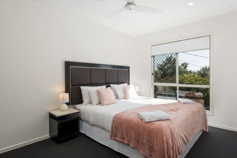 Luxury Home Close To Sleemans, QE2 Hospital & Griffith Uni - Sydneys Hotel 2
