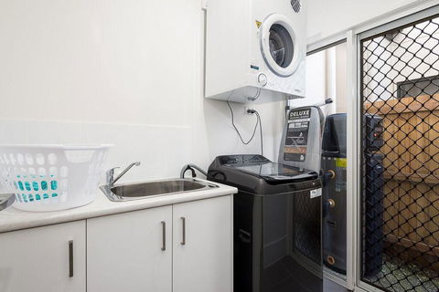 Luxury Home Close To Sleemans, QE2 Hospital & Griffith Uni - Sydneys Hotel 1