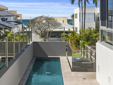 Luxury On Currumbin Beach - Sydneys Hotel 3