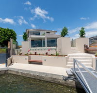 Luxury Waterfront Family Entertainer on Dolphin - Sydneys Hotel