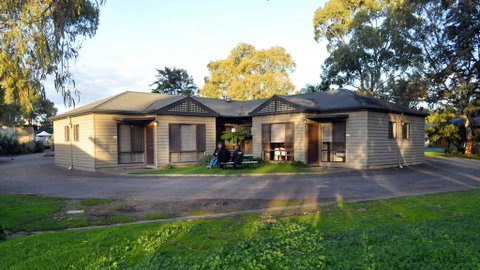 Marion Holiday Park - Sydneys Hotel 0
