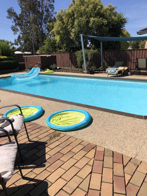 Maudie Bells - Sydneys Hotel 0