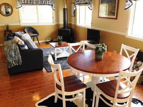 Milford Country Cottages - Sydneys Hotel 2