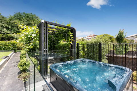 Mills Beach Retreat Luxury Family Retreat With Hydrotherapy Spa, Opposite Beach, Walk To Village - Sydneys Hotel 3