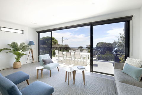 Mills Beach Retreat Luxury Family Retreat With Hydrotherapy Spa, Opposite Beach, Walk To Village - Sydneys Hotel 0