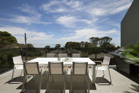 Mills Beach Retreat Luxury Family Retreat With Hydrotherapy Spa, Opposite Beach, Walk To Village - Sydneys Hotel 1