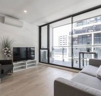 Modern  Bright 2BR Apt- Parking WIFI Pool  Gym - Sydneys Hotel