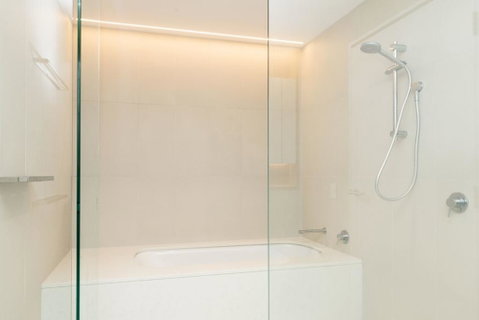 Modern 2 Bedroom Apartment In Darling Harbour - Sydneys Hotel 2