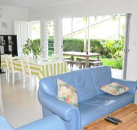 MODERN 3 BEDROOM APARTMENT IN TRADITIONAL QUEENSLANDER  PATIO LEAFY YARD POOL - Sydneys Hotel