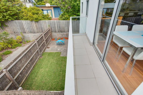 Modern McCrae Beauty - Sydneys Hotel 1