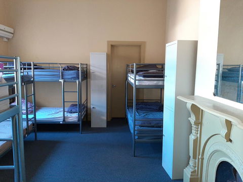 Fremantle Beach Backpackers - Sydneys Hotel 23