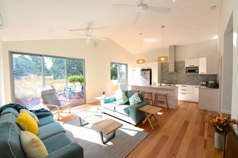 Sunny Blinco Street House - Sydneys Hotel 0