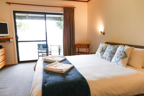 Karri Aura - Sydneys Hotel 7