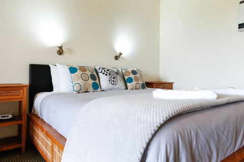 Karri Aura - Sydneys Hotel 0