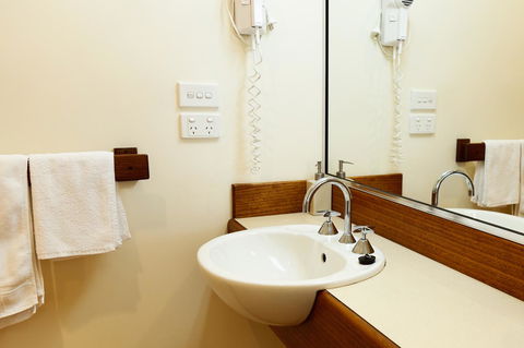 Karri Aura - Sydneys Hotel 2