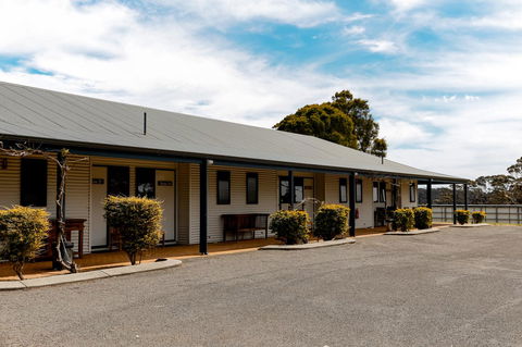 Karri Aura - Sydneys Hotel 8