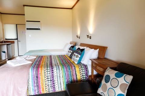 Karri Aura - Sydneys Hotel 1