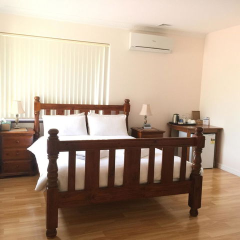 The Royal Dolphin Bed & Breakfast Safety Bay - Sydneys Hotel 4