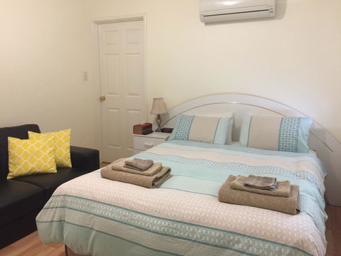 The Royal Dolphin Bed & Breakfast Safety Bay - Sydneys Hotel 1