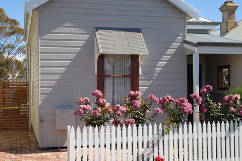 Bluebird Cottage - Sydneys Hotel 0