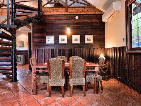 Oak Tree Barn Bridgetown - Sydneys Hotel 4