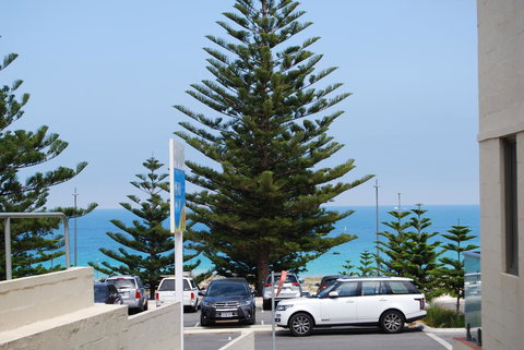Absolute Beachfront Scarborough - Sydneys Hotel 7