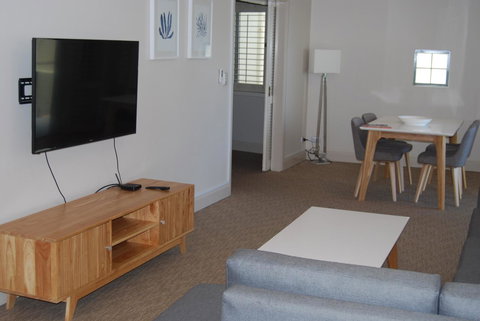 Absolute Beachfront Scarborough - Sydneys Hotel 2