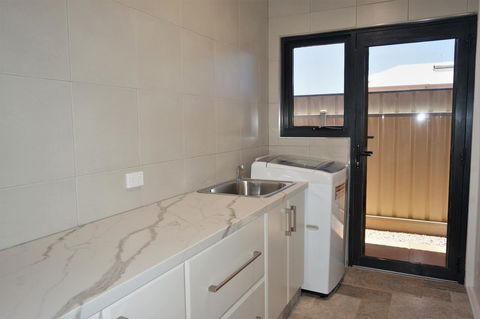 27 Corella Court - Sydneys Hotel 15