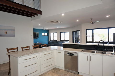 27 Corella Court - Sydneys Hotel 3