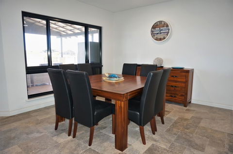 27 Corella Court - Sydneys Hotel 5