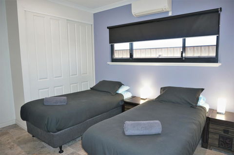 27 Corella Court - Sydneys Hotel 8