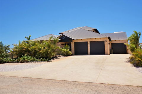 27 Corella Court - Sydneys Hotel 1
