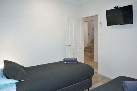 27 Corella Court - Sydneys Hotel 9