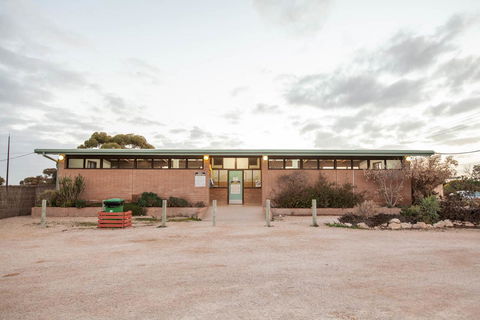 EUCLA MOTOR HOTEL - Sydneys Hotel 9