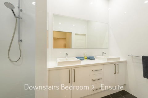 32 Corella Court - Sydneys Hotel 9