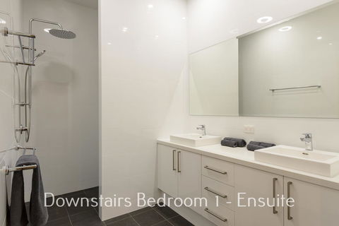 32 Corella Court - Sydneys Hotel 8
