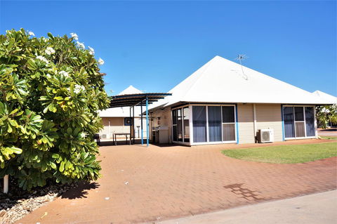 Osprey Holiday Village Unit 120 - Plenty Of Room For A Large Family - Sydneys Hotel 1