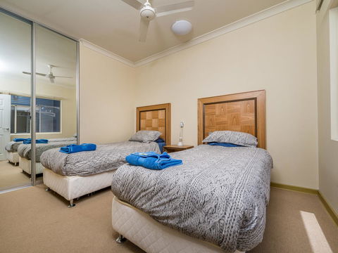 Seafront Unit 60 - Sydneys Hotel 2