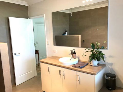 The Mains Guest House 2 Bedroom Farm Stay - Sydneys Hotel 9