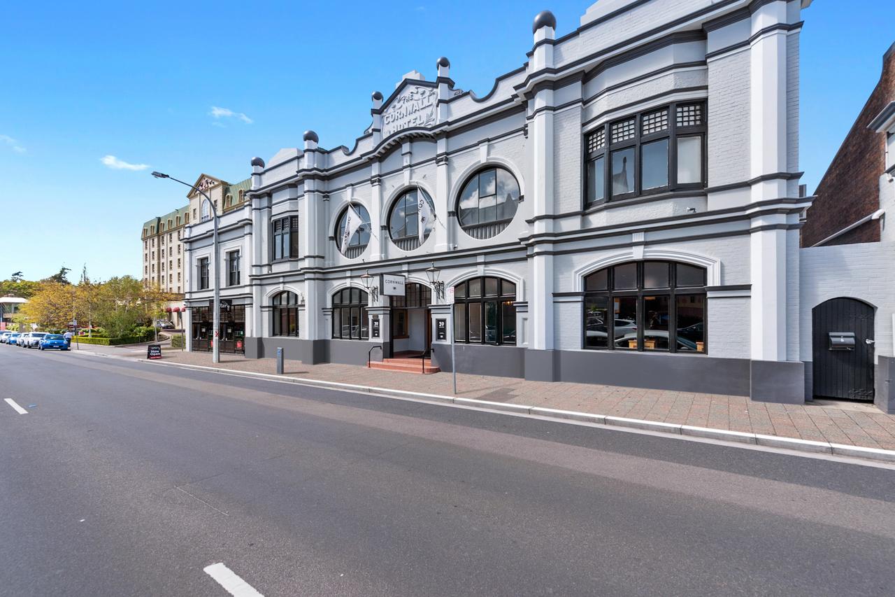 Sydneys Hotel