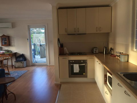 Anchorage Waterfront Retreat - Sydneys Hotel 4