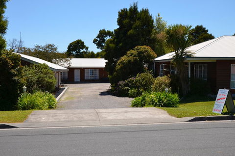 Castaway Holiday Apartments - Sydneys Hotel 24