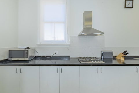4 Bedroom House - Hobart CBD - Free Parking - Free WIFI - Sydneys Hotel 8